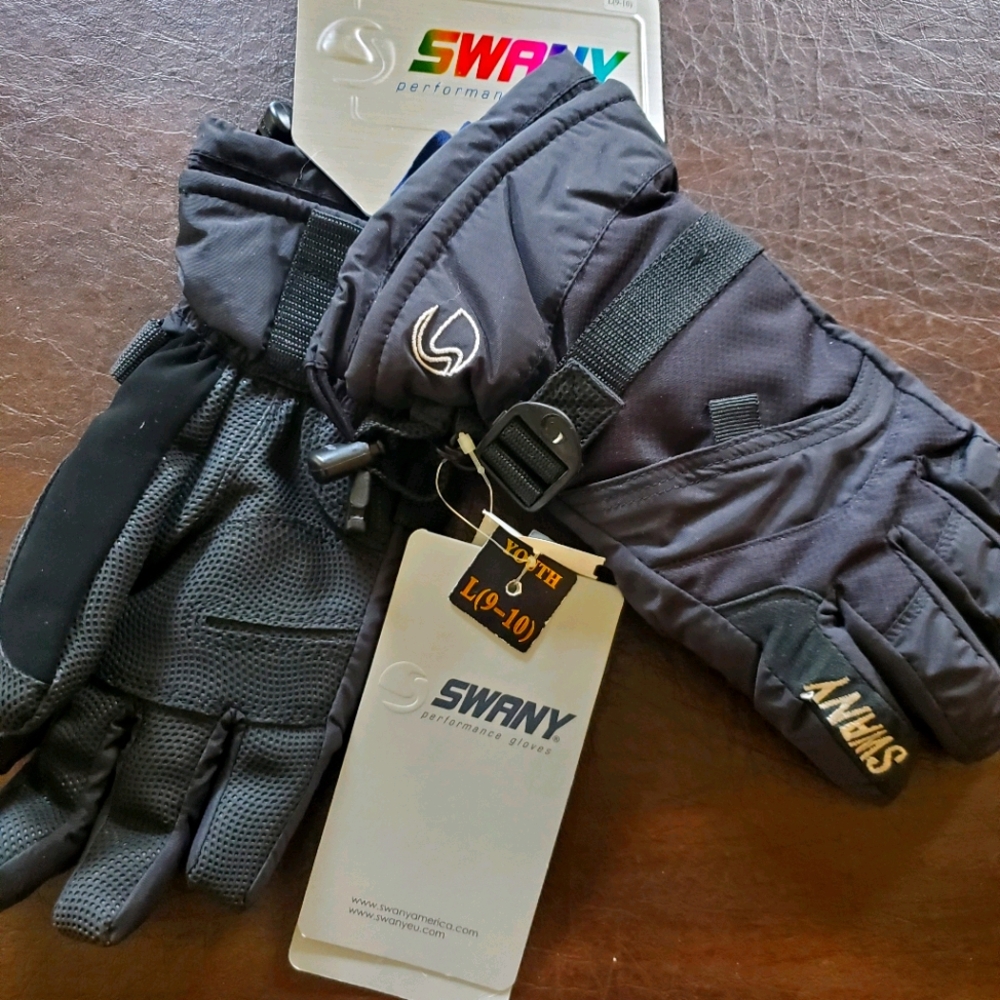 Brand new Swany ski gloves for boys Youth Size L